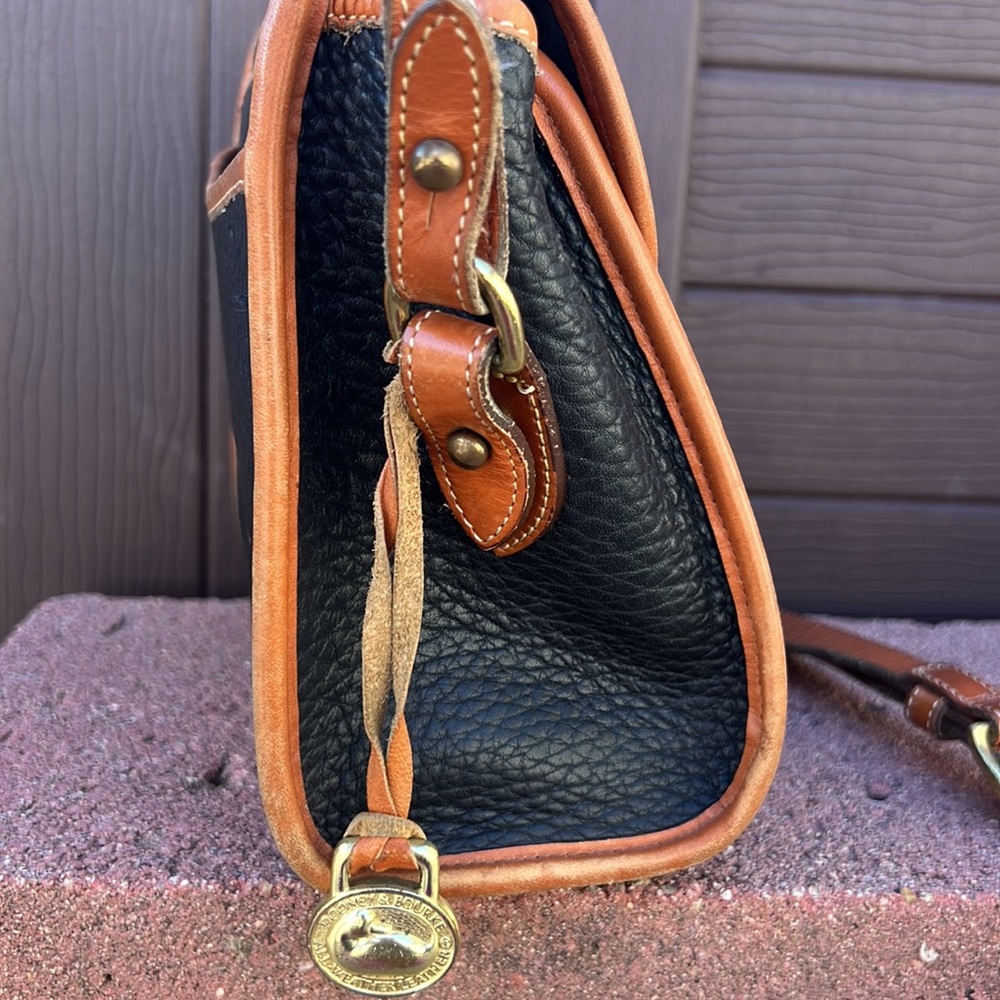 Dooney & Bourke leather shoulder purse - Picture 4 of 7